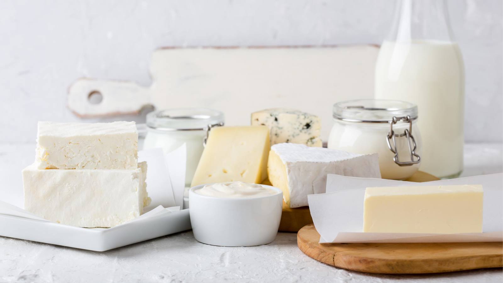 Une photo d'un plateau de fromage